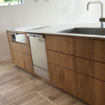 重厚な木目が美しい高級感あふれるキッチン収納