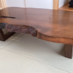 自然の形そのままに　贅沢な一枚板テーブル